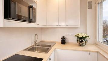 Micro-ondes, plaque de cuisson, cafetiĂšre/bouilloire, grille-pain