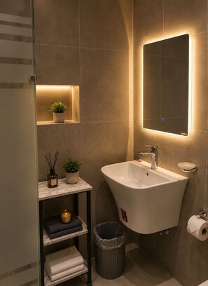 Bathroom | Shower, slippers, towels, soap - Comfortable Diamond Apartments (Jeddah)