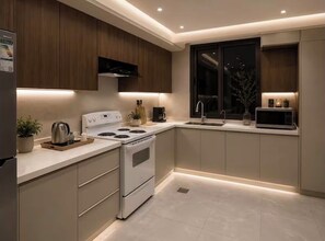 Apartamento Confort | Cocina privada | Frigorífico, microondas, cafetera o tetera y hervidor eléctrico