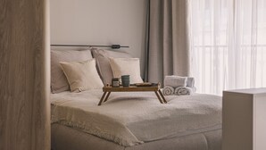 Un lit avec un plateau, des oreillers et une couverture.