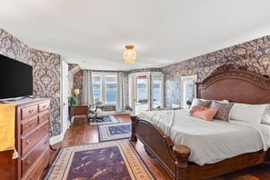 4 bedrooms, desk, iron/ironing board, travel crib