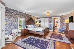 4 bedrooms, desk, iron/ironing board, travel cot