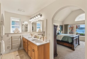 4 bedrooms, desk, iron/ironing board, travel crib