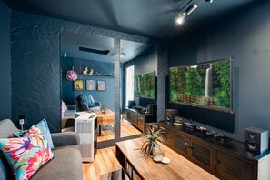 Een televisie, een open haard en een stereo