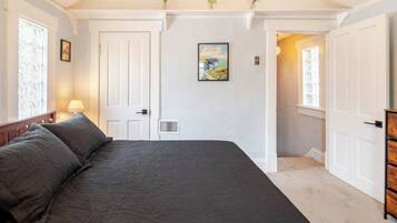 2 bedrooms, travel cot, WiFi, bed sheets