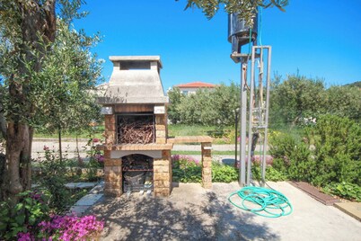 近Tribunj海灘的度假公寓