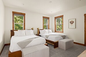 4 Schlafzimmer, Schreibtisch, Bügeleisen/Bügelbrett, Reisekinderbett