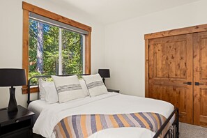 4 bedrooms, desk, iron/ironing board, travel crib - Sleeps 14 • Hot Tub • Sauna •Fire Pit • New Build! (Government Camp)