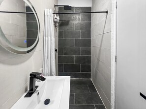 Hair dryer, towels - Casa Canova | Centric First Floor Apt @ San Juan (San Juan)