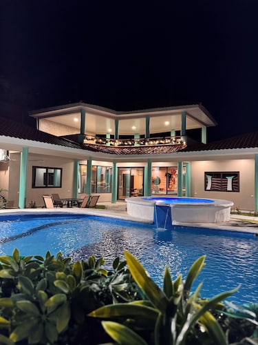 Villa Anabella-Beachfront Luxury Retreat, Beachfront Beach House