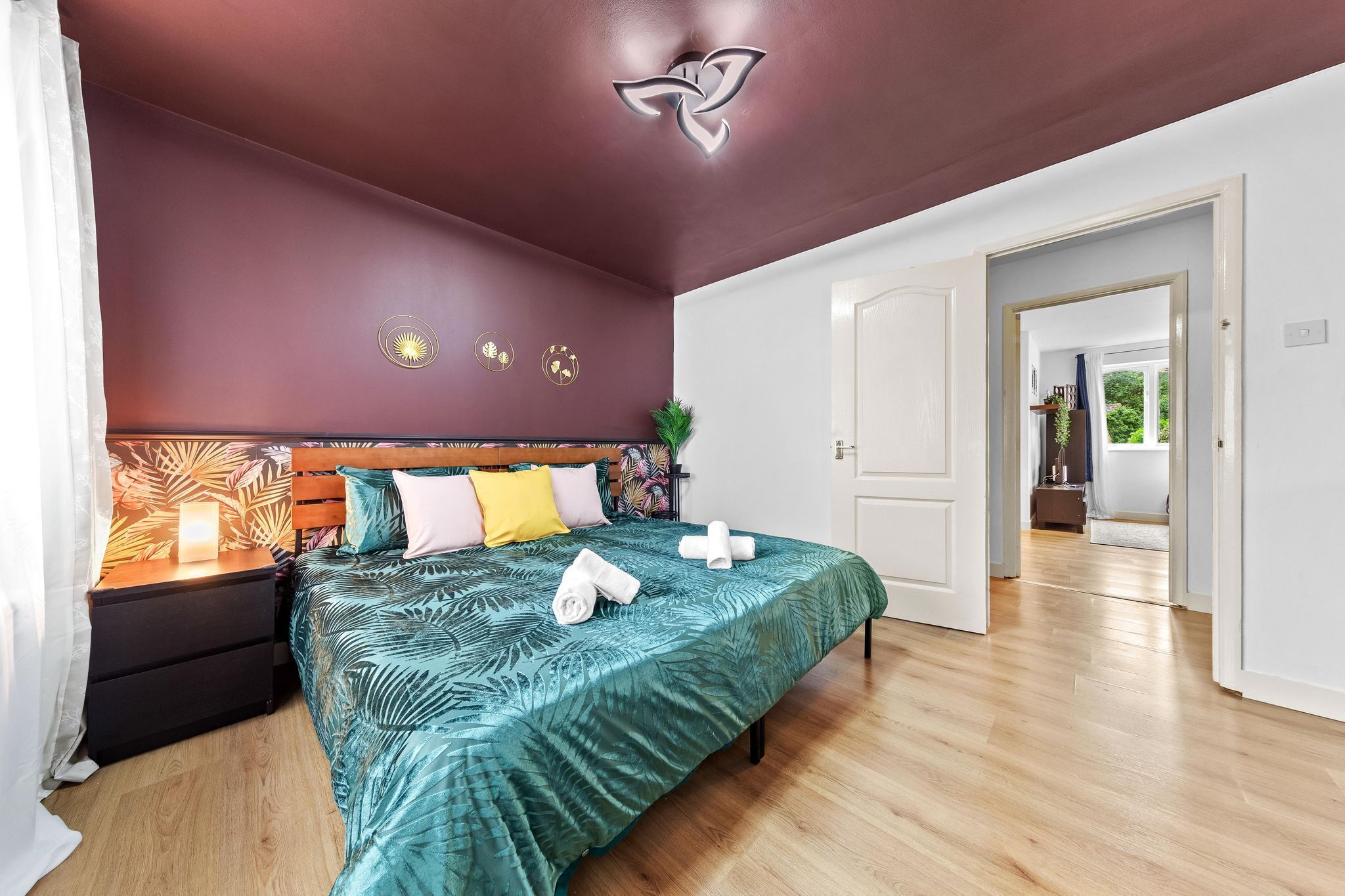 1 多间卧室、客房内保险箱、办公桌、熨斗/熨衣板