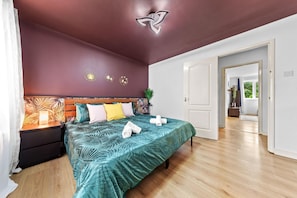 1 soveværelse, pengeskab på værelset, skrivebord, strygejern/strygebræt