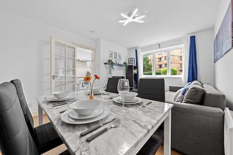 Dining. City Centre Modern Flat 10 Mins to London bridge