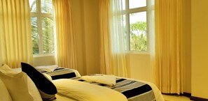 Chambre Deluxe avec lits jumeaux, balcon, vue sur la mer | Couette en duvet, minibar, coffre-fort, bureau