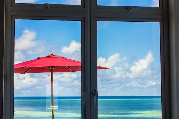 Habitación Deluxe con 2 camas individuales, vista al mar | Edredón, minibar y caja de seguridad en la habitación