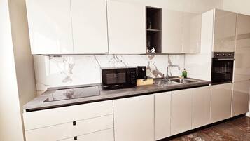 Kühlschrank, Mikrowelle, Ofen, Herdplatte