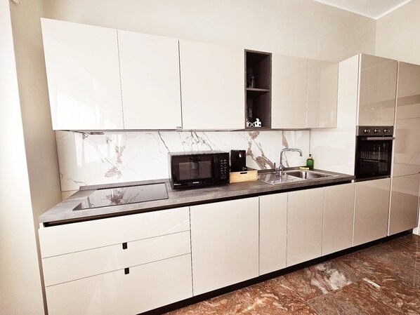 Réfrigérateur, four à micro-ondes, un four, surface de cuisson