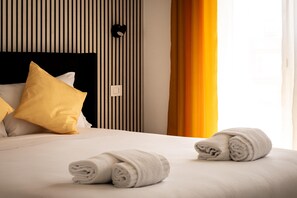 2 chambres, bureau, fer et planche à repasser, lit de bébé portatif