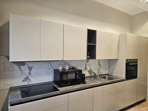 Réfrigérateur, micro-ondes, four, plaque de cuisson