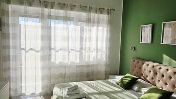 2 camere, una scrivania, ferro/asse da stiro, culla da viaggio