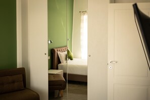 2 quartos, ferros/tábuas de passar roupa, berço de viagem