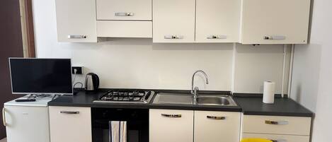 Kühlschrank, Herdplatte, Wasserkocher mit Kaffee-/Teezubehör