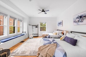 6 bedrooms, desk, iron/ironing board, travel crib