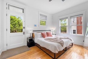 6 slaapkamers, een bureau, een strijkplank/strijkijzer, reisbedje