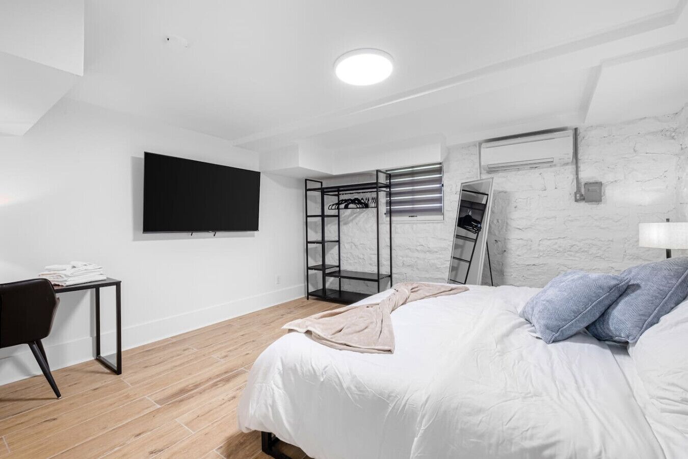 6 bedrooms, desk, iron/ironing board, travel crib