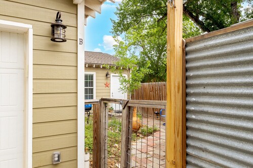 Elm Street Bungalow, Cozy Pet-Friendly Stay