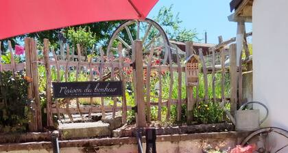 At the foot of the Champenois vineyards house situated between vineyards and the Champenois forest