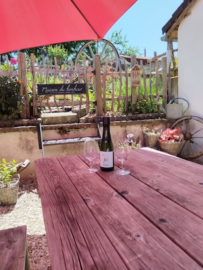 At the foot of the Champenois vineyards house situated between vineyards and the Champenois forest