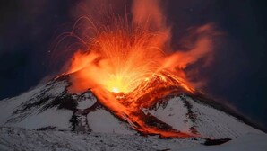 A snow-covered mountain with a volcanic eruption. - Betta's House, the vacation home just a few kilometers from Taormina and Catania. (Sant'Agata li Battiati)