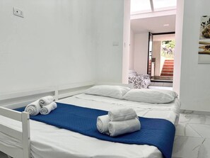 2 chambres, fer et planche à repasser, Wi-Fi, draps fournis