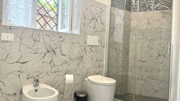 Asciugacapelli, asciugamani, sapone, shampoo