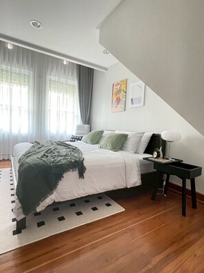 3 habitaciones, tabla de planchar con plancha, wifi y ropa de cama 