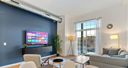 Luxury Apartment With Balcony Near Stadiums and Downtown