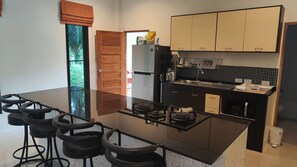 Kühlschrank, Mikrowelle, Herdplatte, Wasserkocher