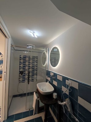 Dusche, Haartrockner, Bidet, HandtĂŒcher
