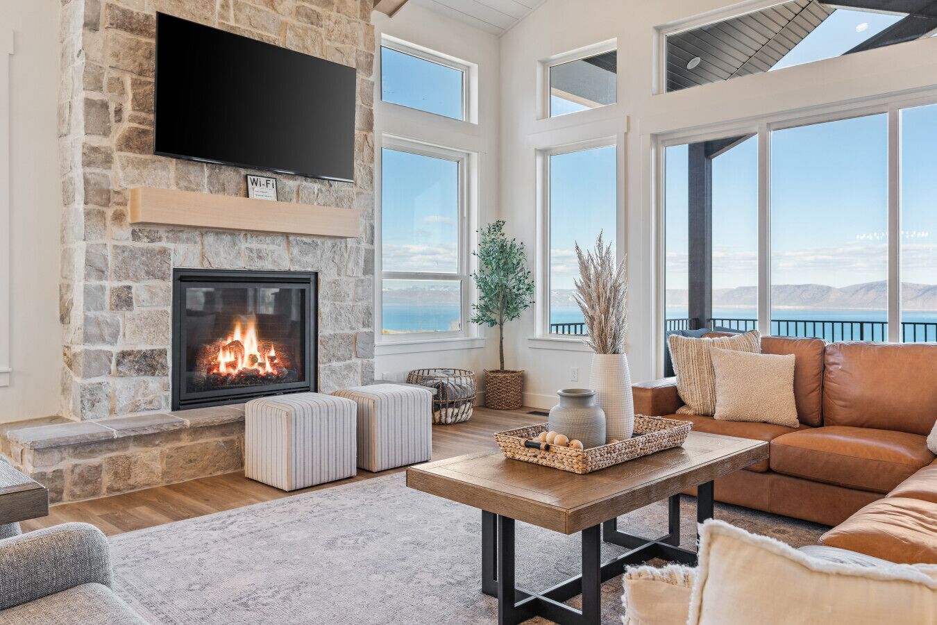 Älytelevisio, takka, pöytätennispöytä