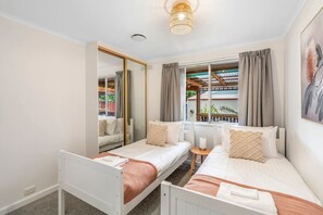3 slaapkamers, een bureau, een strijkplank/strijkijzer, wifi