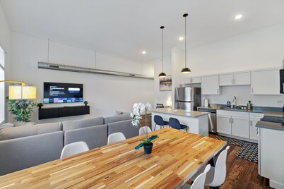 Luxury Apartment Near Downtown and Stadium