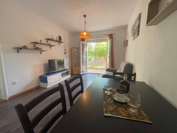 Dining - Apartment in Zaton Near Beach Zvizda (Sibenik)
