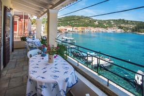 Outdoor dining - Villa Gaia: on Paxos island at Gaios port, right on the sea (Gaios)