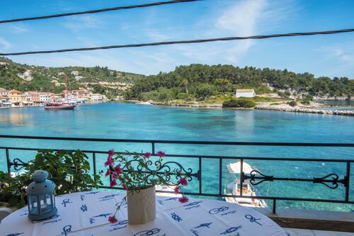Villa Gaia: on Paxos island at Gaios port, right on the sea