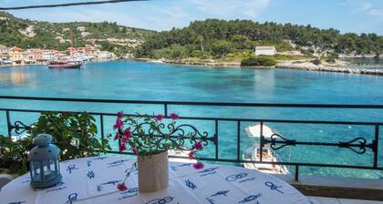 Villa Gaia: on Paxos island at Gaios port, right on the sea