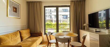 Apartamento conforto, varanda, vista para o jardim | 1 quarto, ferros/tábuas de passar roupa, Wi-Fi de cortesia