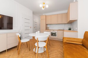 Apartamento Confort, patio, vistas al jardín | 1 dormitorio, tabla de planchar con plancha, wifi gratis