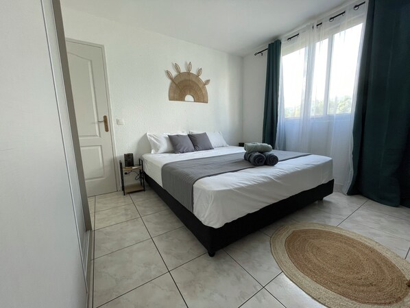 2 chambres, bureau, fer et planche à repasser, lit parapluie