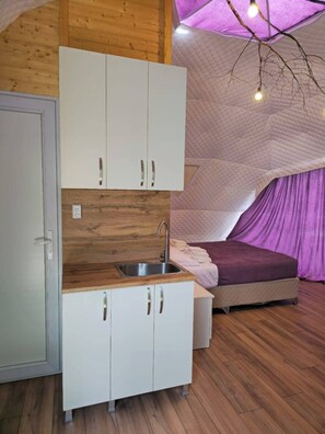 1 bedroom, bed sheets